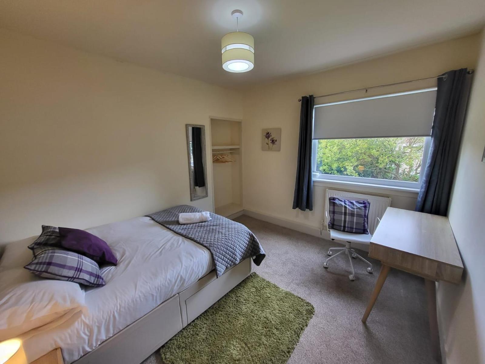Large 3 Bed, Great For Contractors, With Private Parking Apartment *