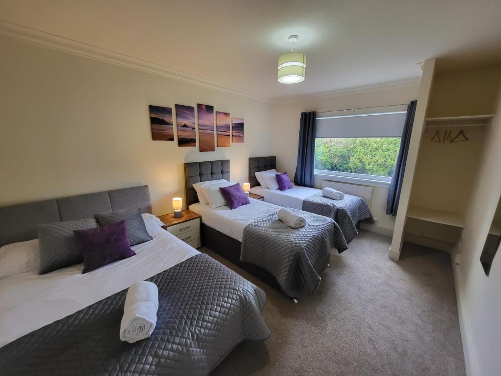 Apartment Large 3 Bed, Great For Contractors, With Private Parking *