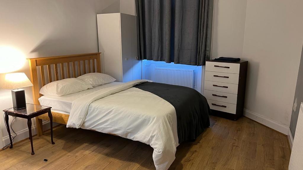 Large 3 Bed Apt Close To City, Ovo Hydro And Ibrox Stadium Apartment Glasgow