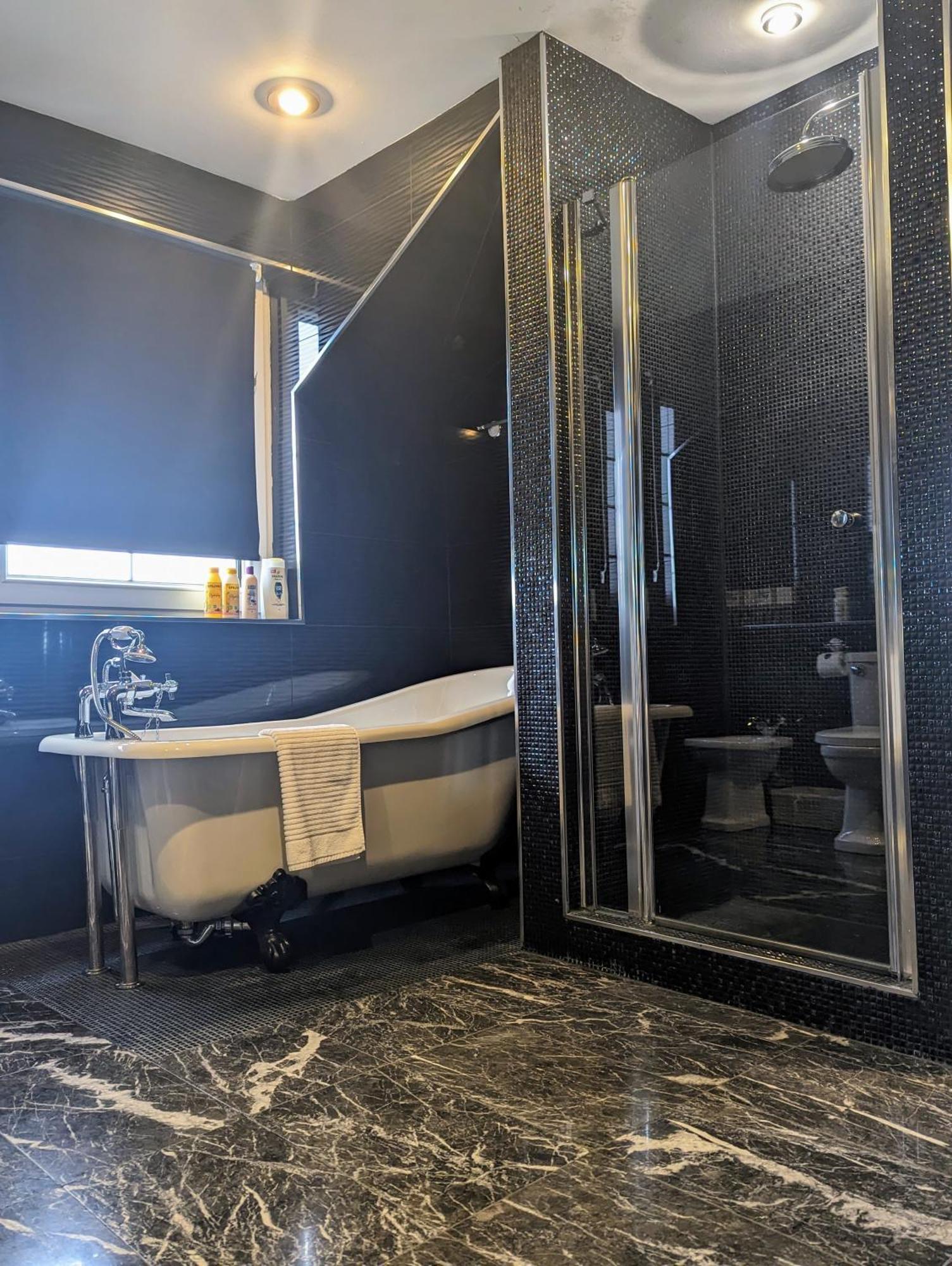 Homestay Finn Village - Loch Lomond With An Indoor Jacuzzi Whirlpool Bathtub *
