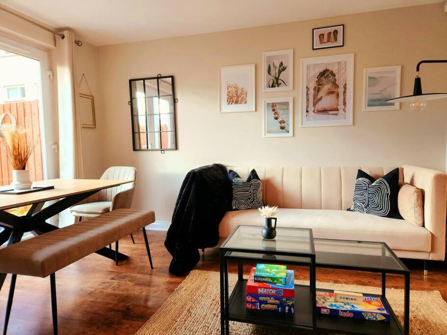 Modern 5 Bedroom Townhouse With Free Parking * Glasgow