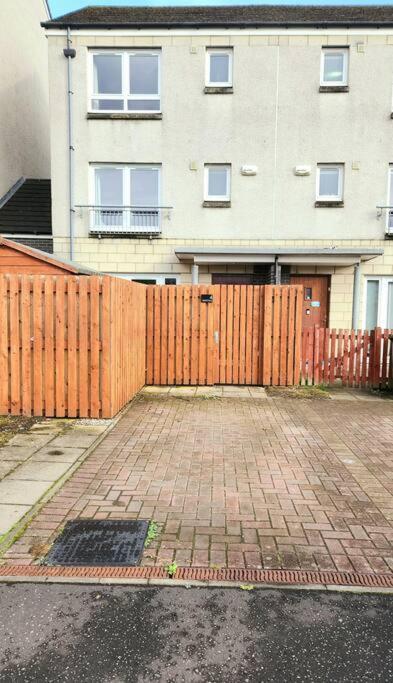 Modern 5 Bedroom Townhouse With Free Parking * Glasgow