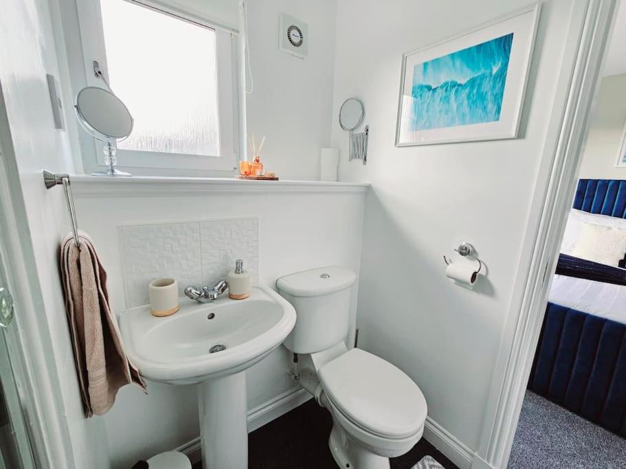Modern 5 Bedroom Townhouse With Free Parking