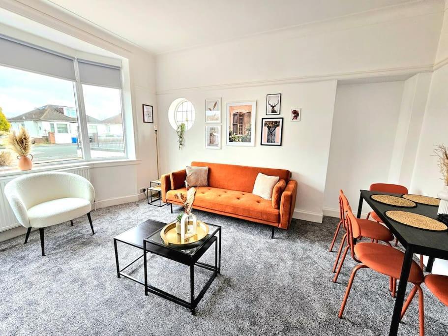 Charming 3-bed Oasis-free Parking Glasgow