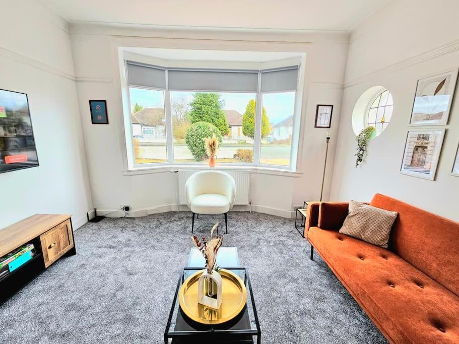 Charming 3-bed Oasis-free Parking Holiday home Glasgow
