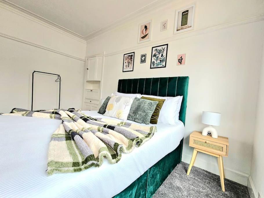 Charming 3-bed Oasis-free Parking Glasgow