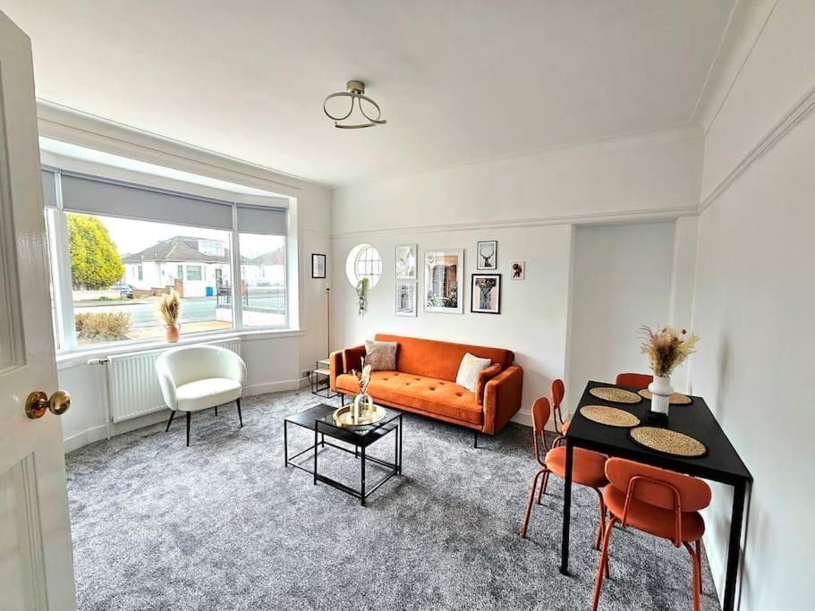 Charming 3-bed Oasis-free Parking * Glasgow