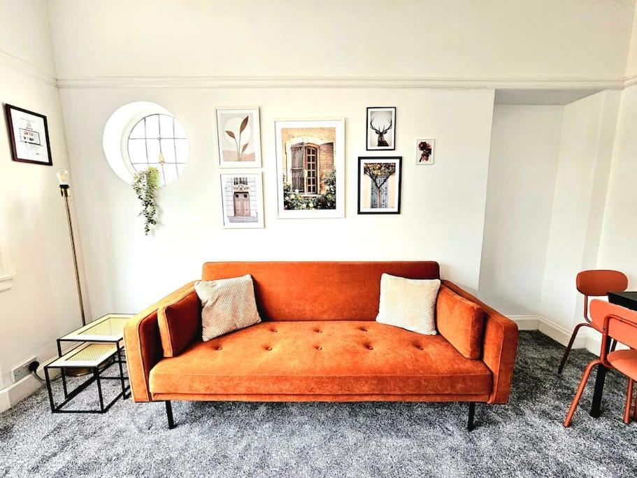Charming 3-bed Oasis-free Parking Holiday home Glasgow