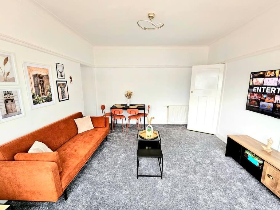 Charming 3-bed Oasis-free Parking Holiday home *