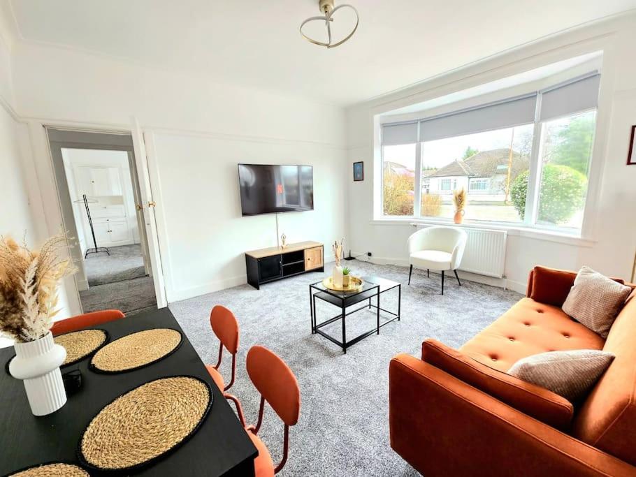 Charming 3-bed Oasis-free Parking Glasgow