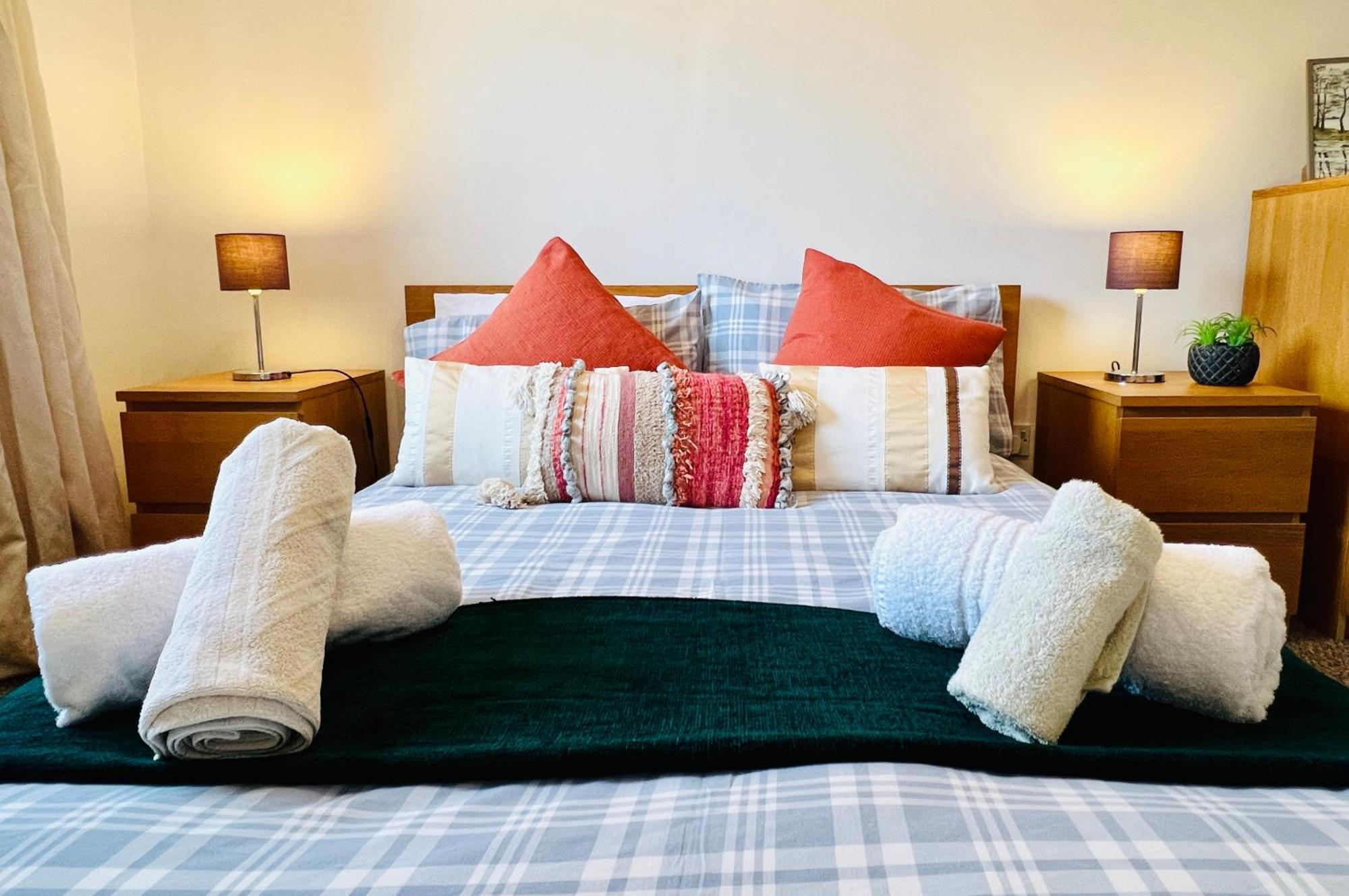 Beautiful & Spacious 2-bed Flat In Centre With Free Parking Apartment
