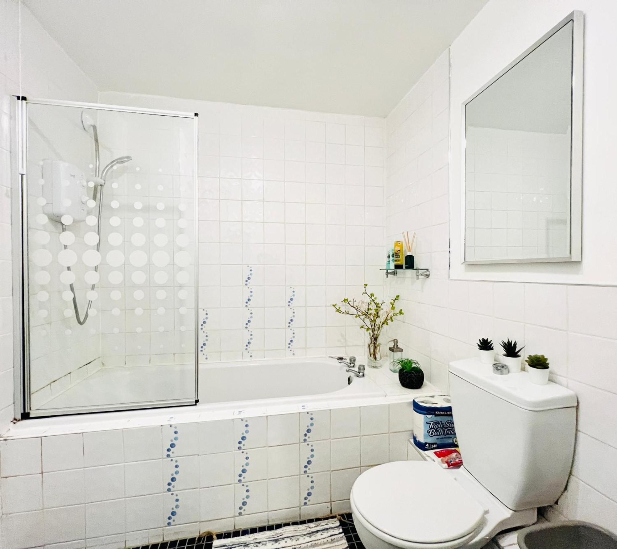 Beautiful & Spacious 2-bed Flat In Centre With Free Parking Apartment