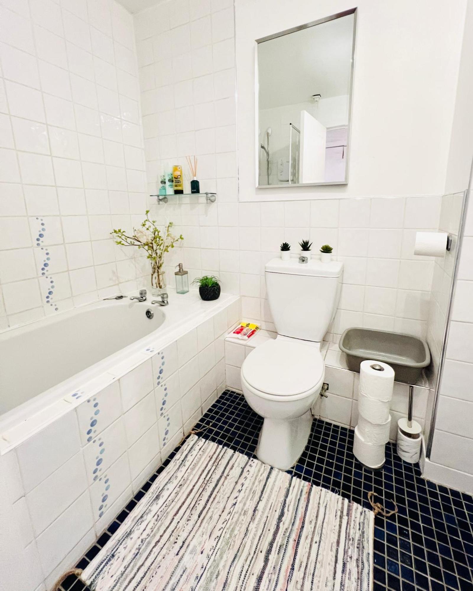 Beautiful & Spacious 2-bed Flat In Centre With Free Parking Apartment