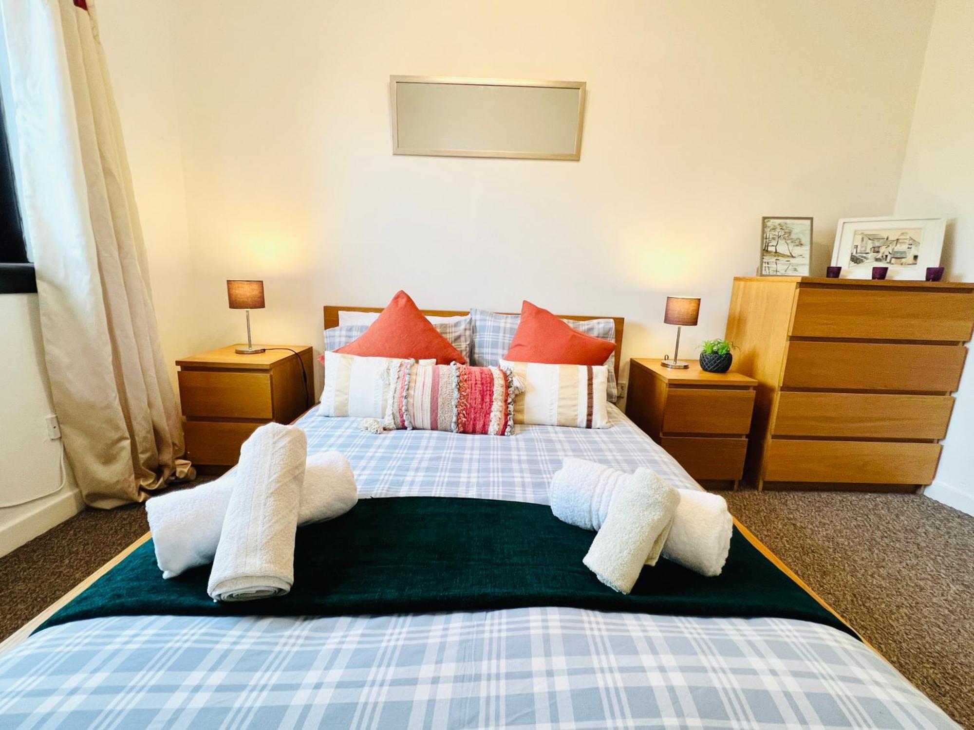Beautiful & Spacious 2-bed Flat In Centre With Free Parking Apartment