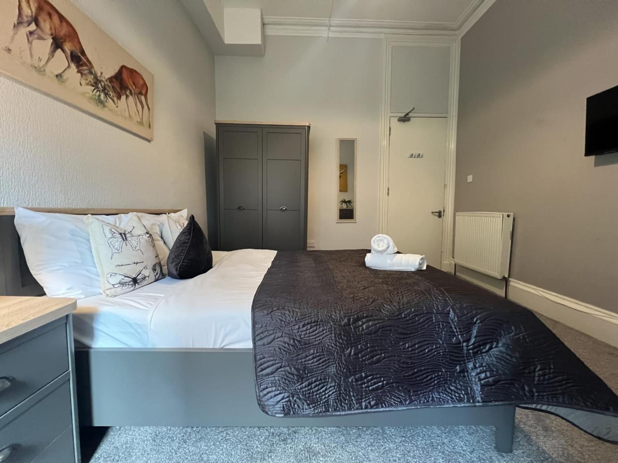 Centre 5 Bedroom Flat On Sauchiehall Street * Glasgow