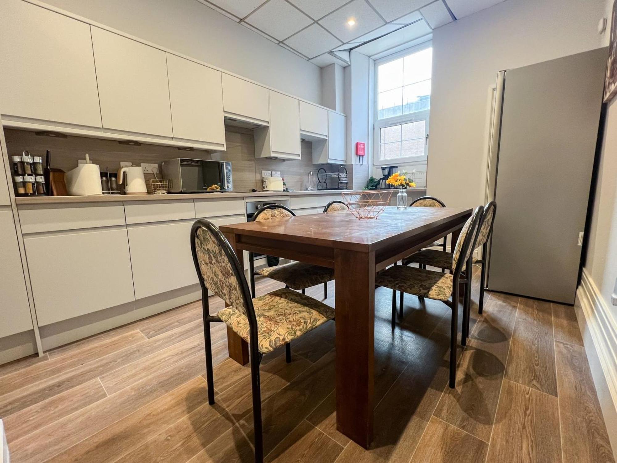 Centre 5 Bedroom Flat On Sauchiehall Street