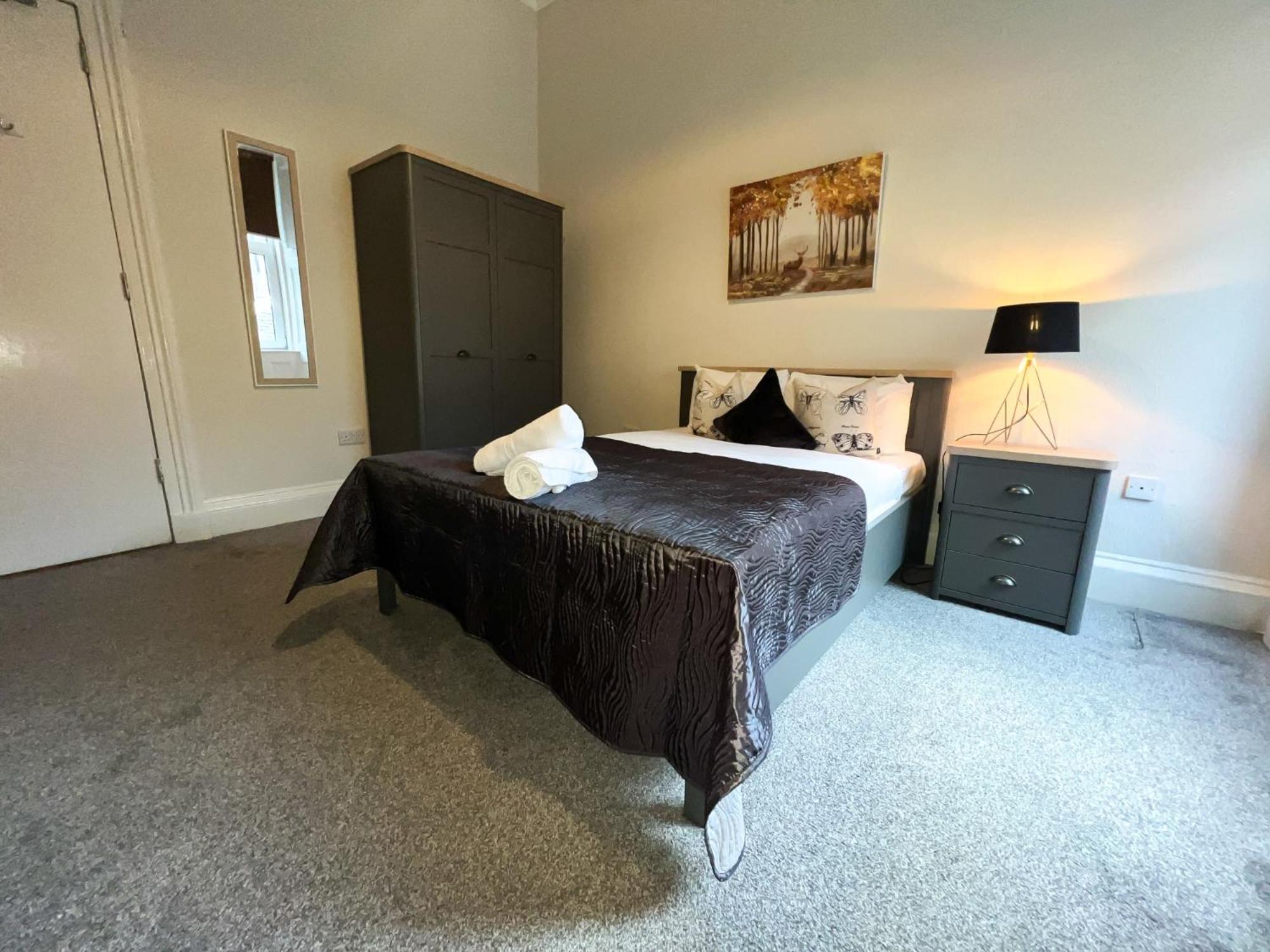 Centre 5 Bedroom Flat On Sauchiehall Street Apartment *