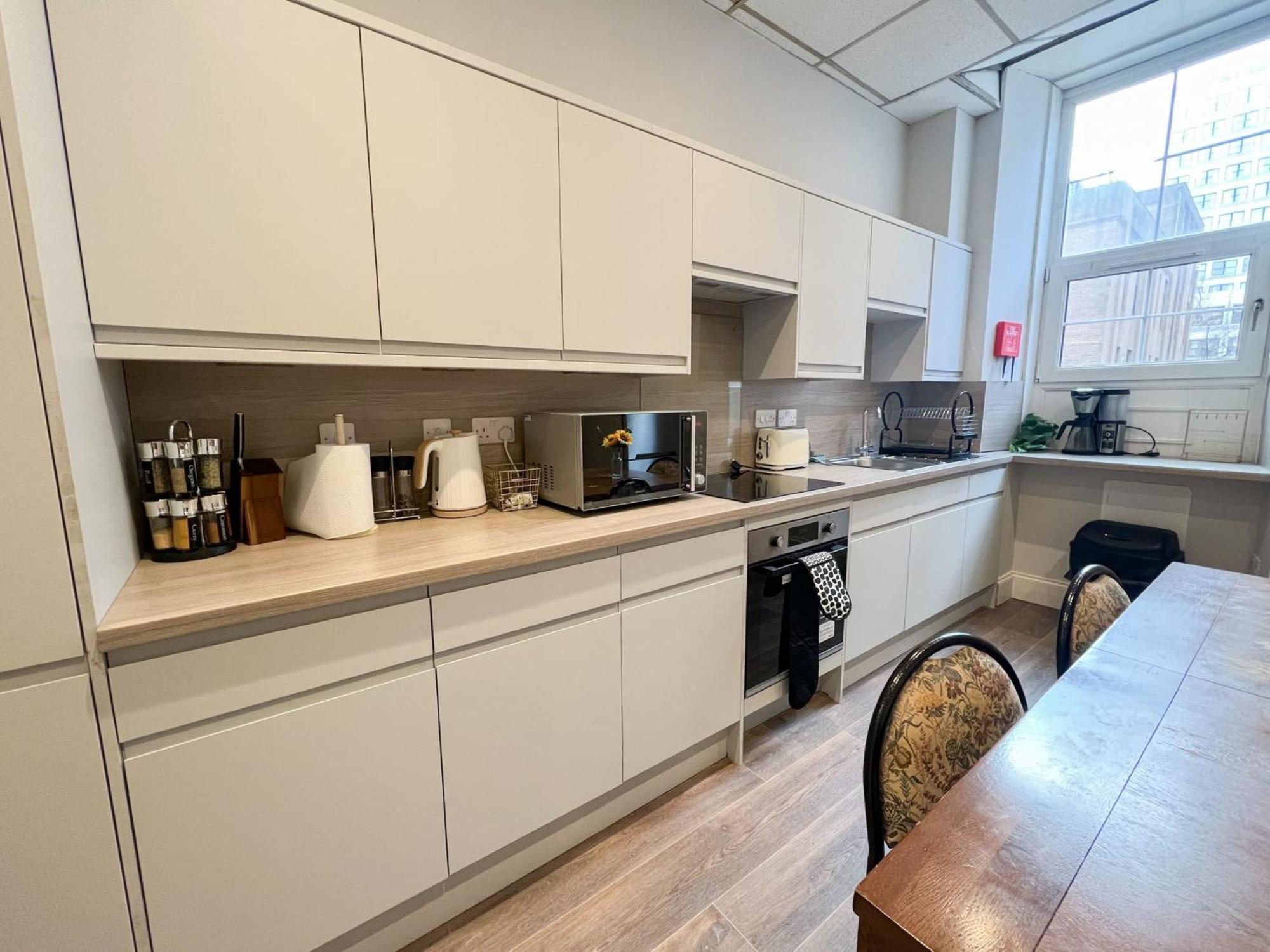 Centre 5 Bedroom Flat On Sauchiehall Street Apartment *