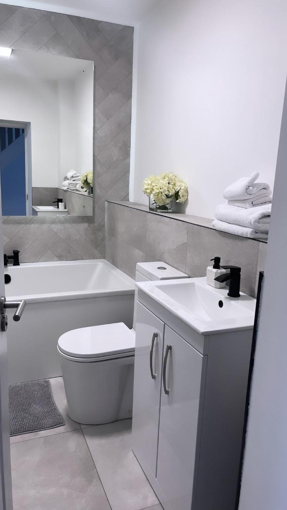 3 Bedroom House Near Centre Sleeps 7 *