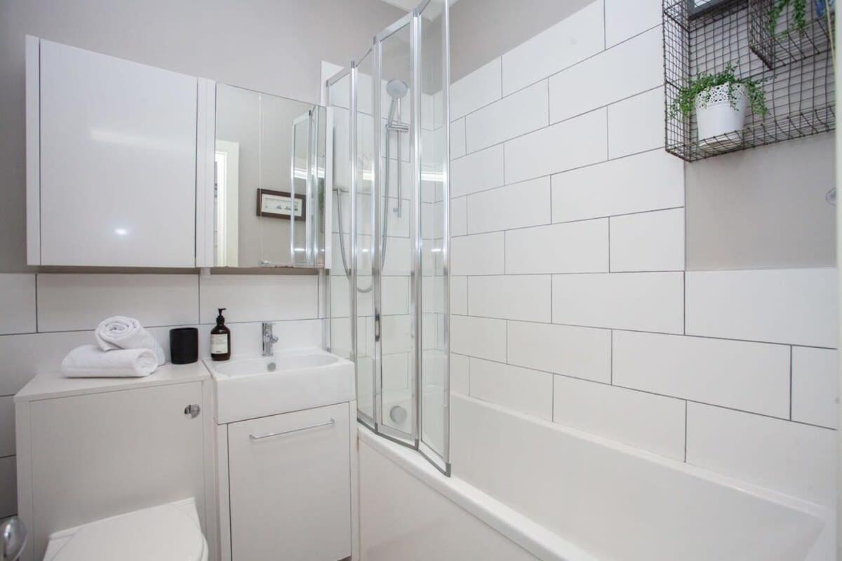 Apartment Bright Spacious 3 Bed Flat *