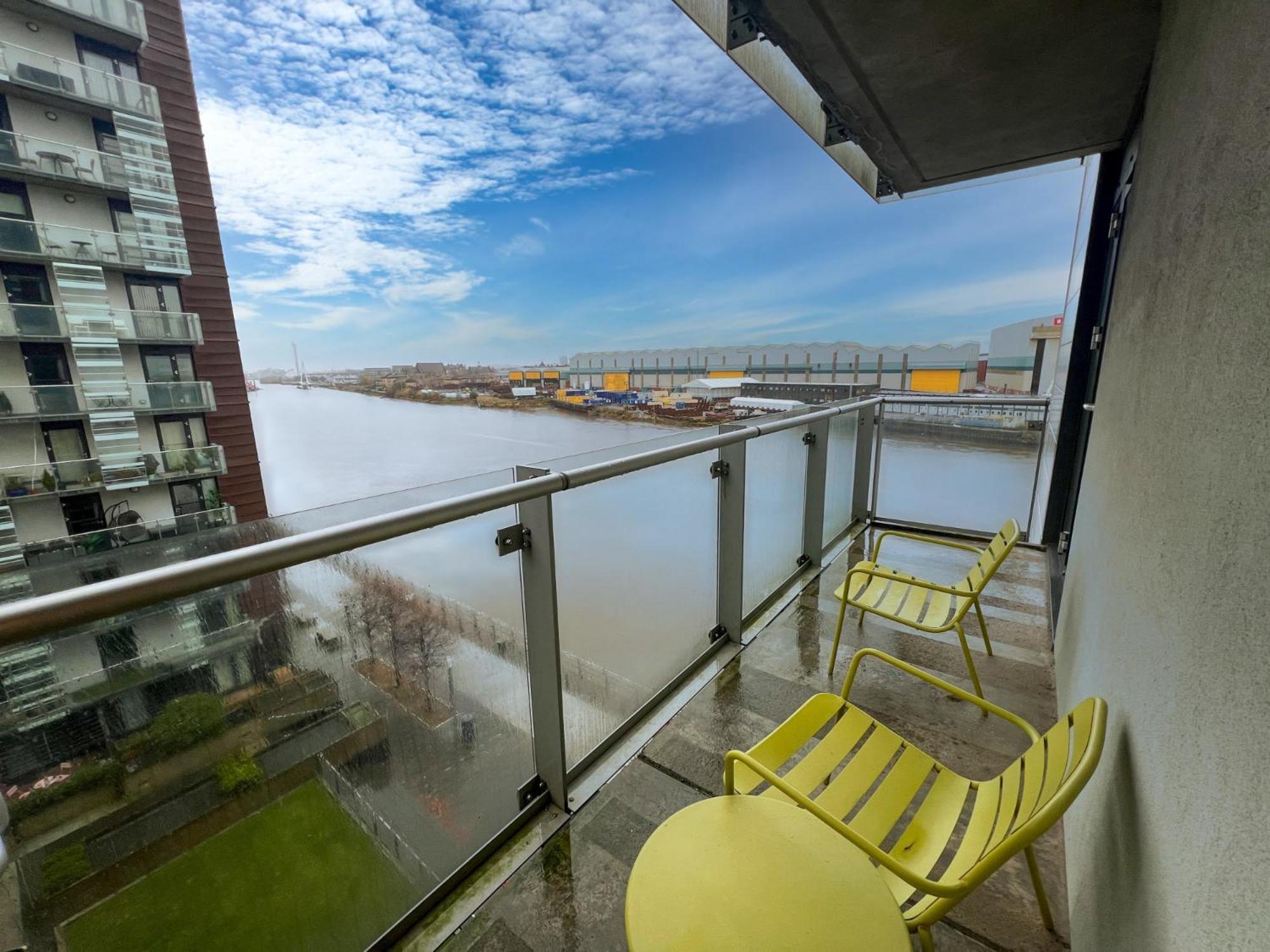 Riverside Retreat With Spectacular Views Apartment *