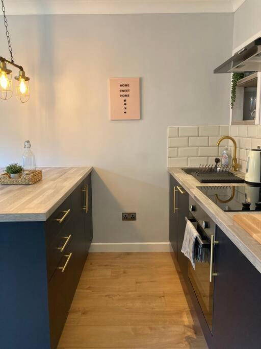 Rustic Floor West End Pad With Balcony, Parking Next To Byers Road, Aston Lane, Uni *