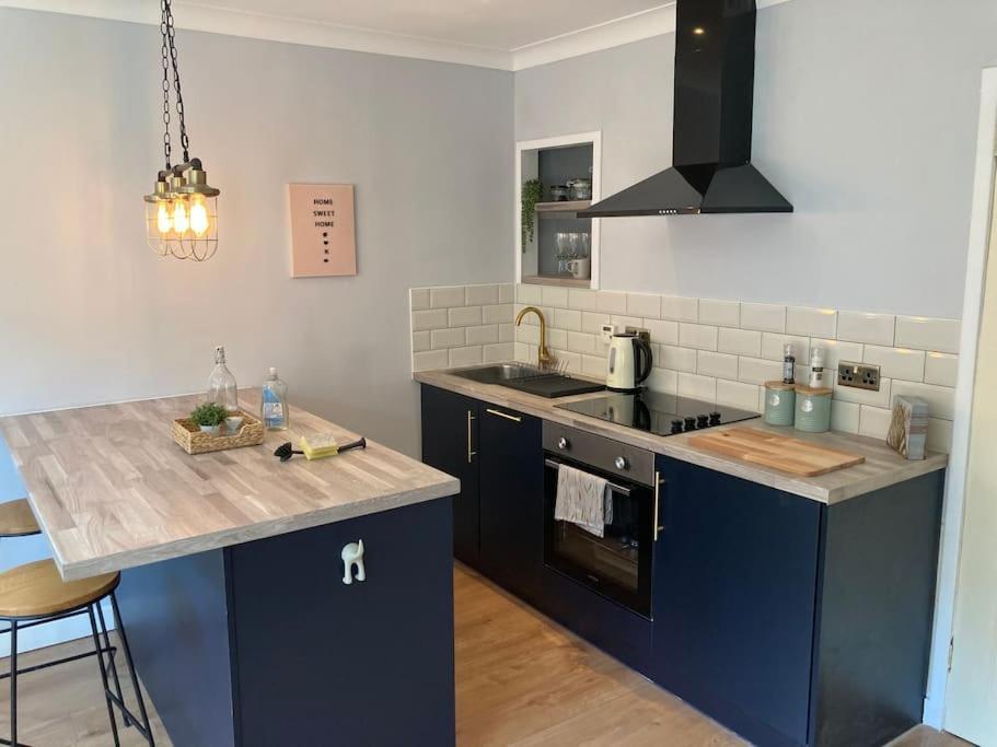 Rustic Floor West End Pad With Balcony, Parking Next To Byers Road, Aston Lane, Uni Apartment Glasgow