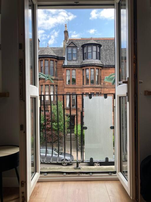 Rustic Floor West End Pad With Balcony, Parking Next To Byers Road, Aston Lane, Uni *