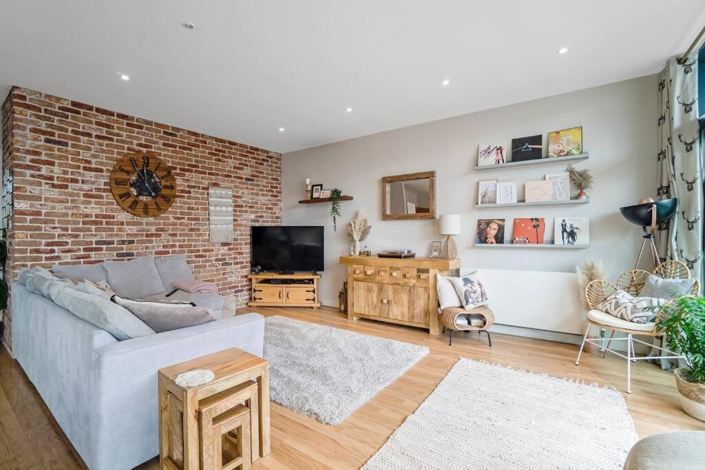 Luxury Huge Modern Open Plan 2bedroom Flat - Free Private Parking & Balcony Located At The Ovo Hydro And Sec Centre