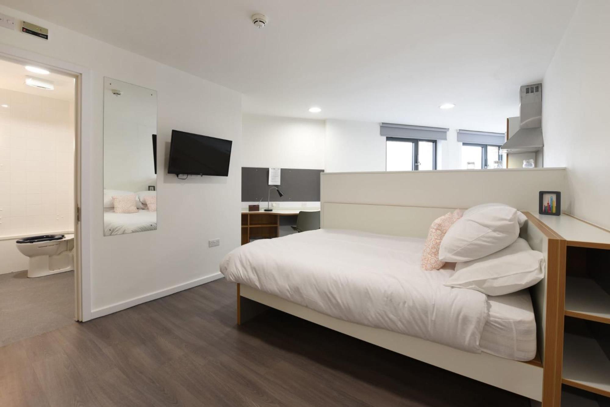 Apartment For Students Only Ensuite With Private Bathrooms At Dobbie's Point In *