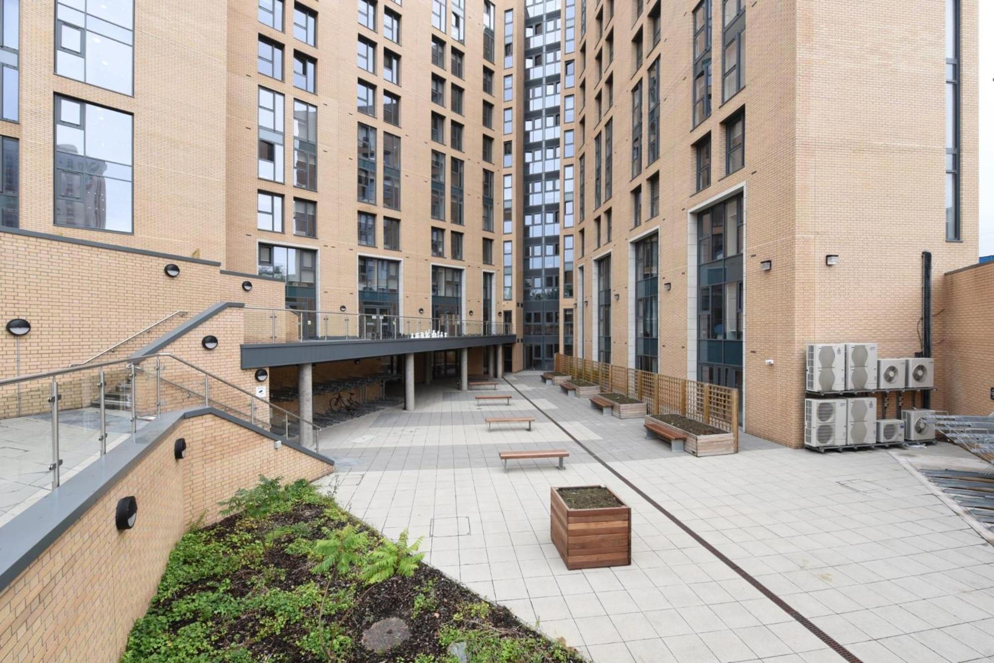 For Students Only Ensuite With Private Bathrooms At Dobbie's Point In Apartment