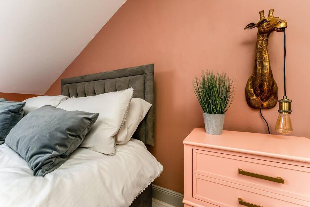 The Rose- Stylish Penthouse 2 Bed Centre With Free Parking & Lift Apartment Glasgow