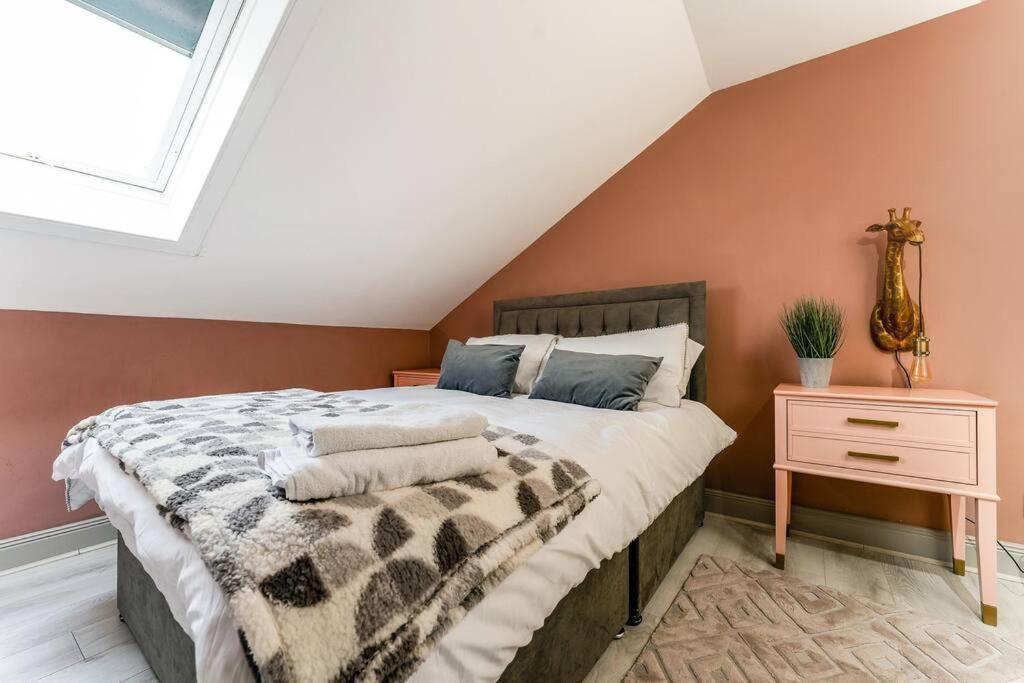 The Rose- Stylish Penthouse 2 Bed Centre With Free Parking & Lift Apartment *