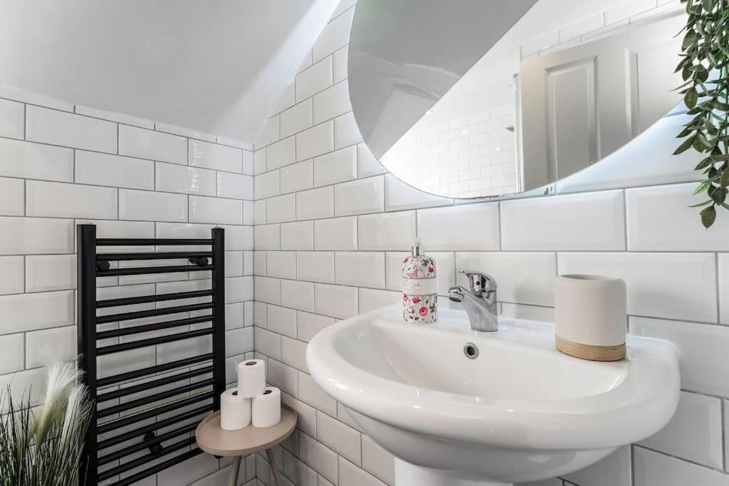 The Rose- Stylish Penthouse 2 Bed Centre With Free Parking & Lift Apartment *
