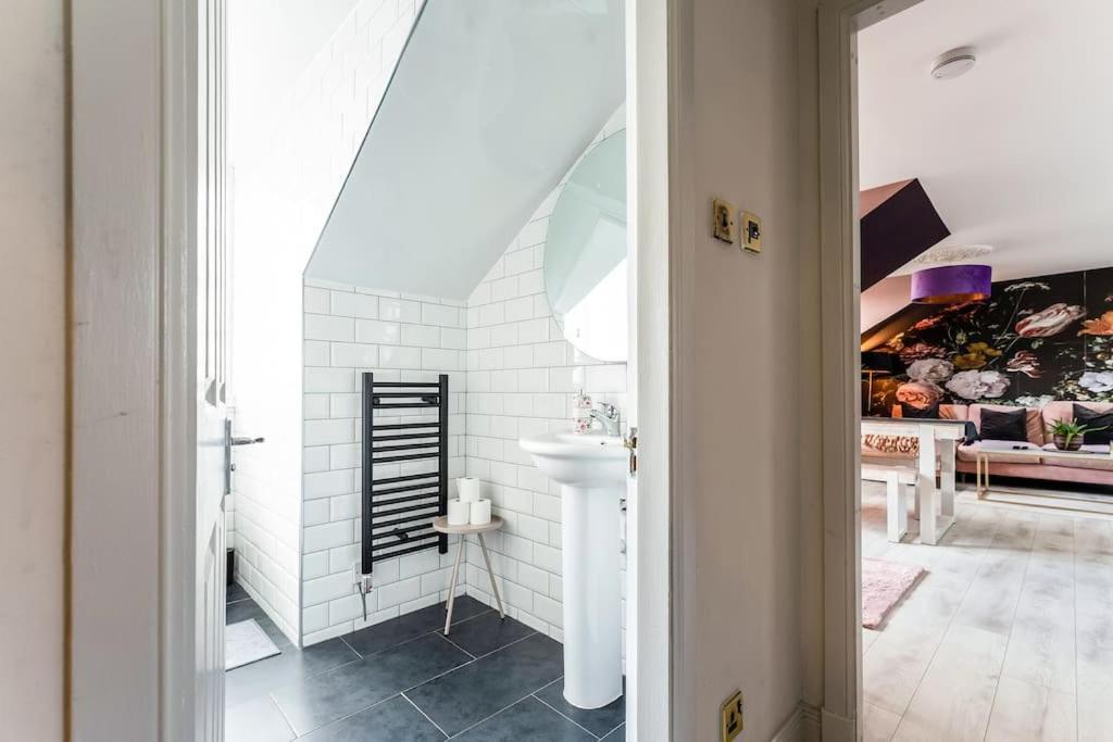 The Rose- Stylish Penthouse 2 Bed Centre With Free Parking & Lift Apartment Glasgow
