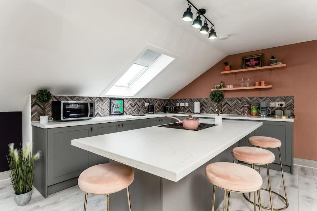 The Rose- Stylish Penthouse 2 Bed Centre With Free Parking & Lift Apartment