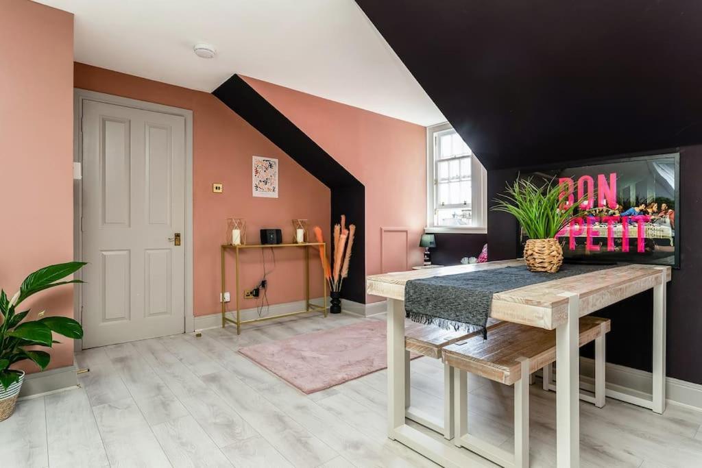The Rose- Stylish Penthouse 2 Bed Centre With Free Parking & Lift Apartment Glasgow