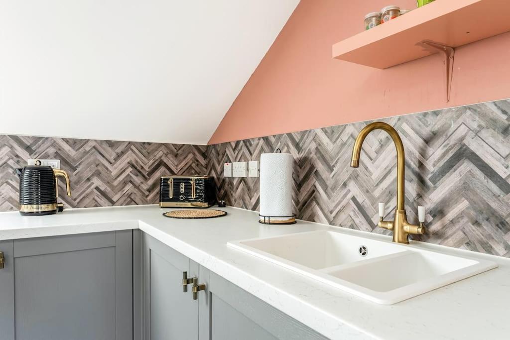 Apartment The Rose- Stylish Penthouse 2 Bed Centre With Free Parking & Lift *