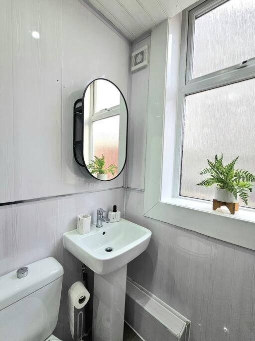 Holiday home Spacious Haven With Free Parking