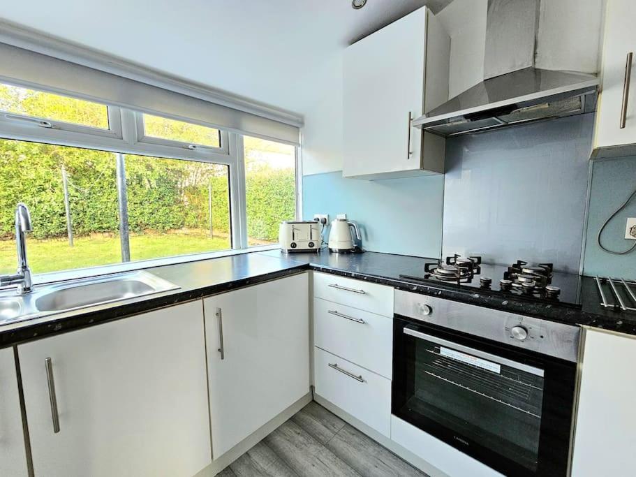 Spacious Haven With Free Parking Holiday home