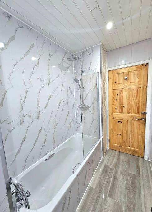 Spacious Haven With Free Parking Holiday home *