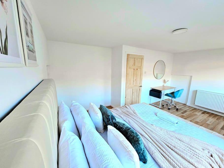 Holiday home Spacious Haven With Free Parking *