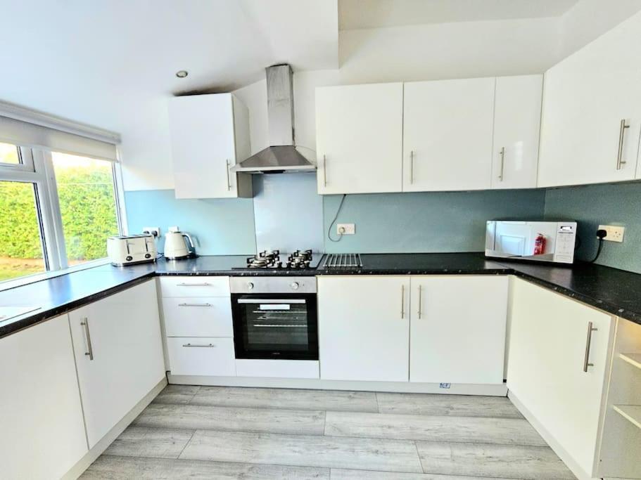 Holiday home Spacious Haven With Free Parking *