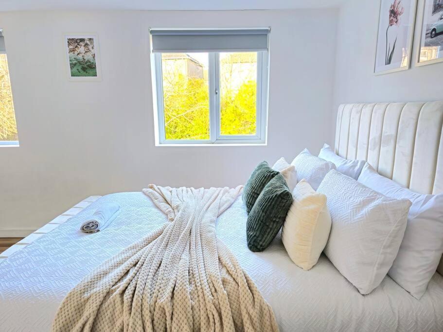 Holiday home Spacious Haven With Free Parking