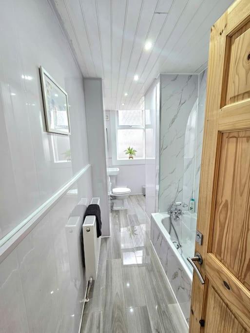 Spacious Haven With Free Parking Holiday home *