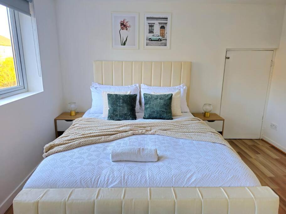 Holiday home Spacious Haven With Free Parking *