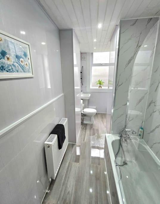 Spacious Haven With Free Parking Holiday home Glasgow