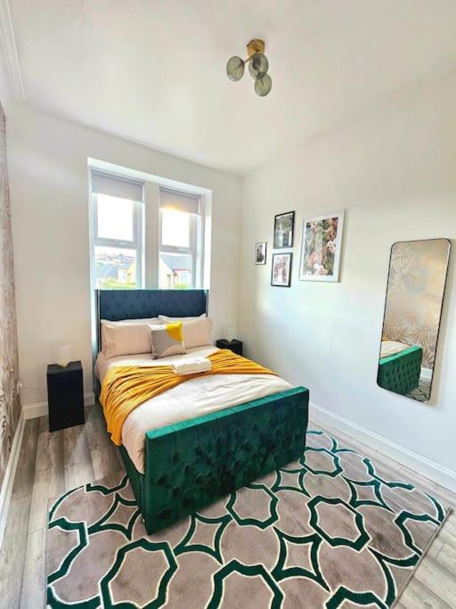Spacious Haven With Free Parking Holiday home *