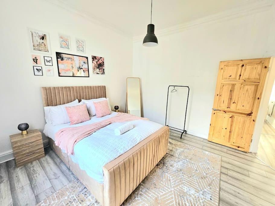 Holiday home Spacious Haven With Free Parking *