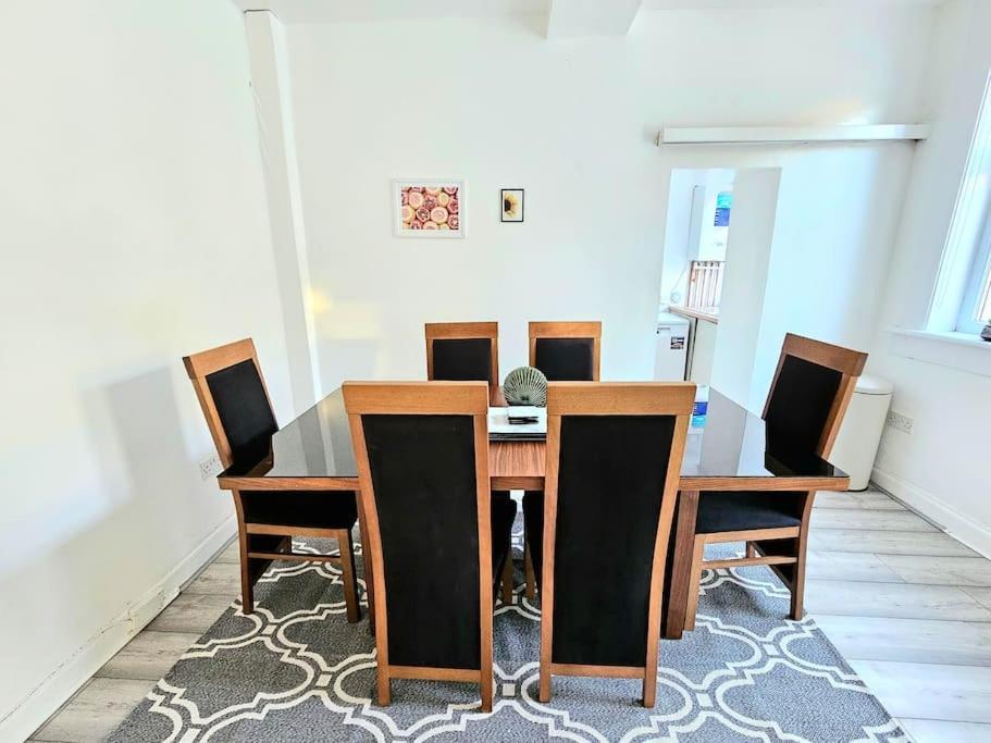 Holiday home Spacious Haven With Free Parking